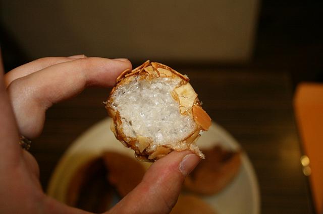 食べてみると、中身は綿のようになっていました。