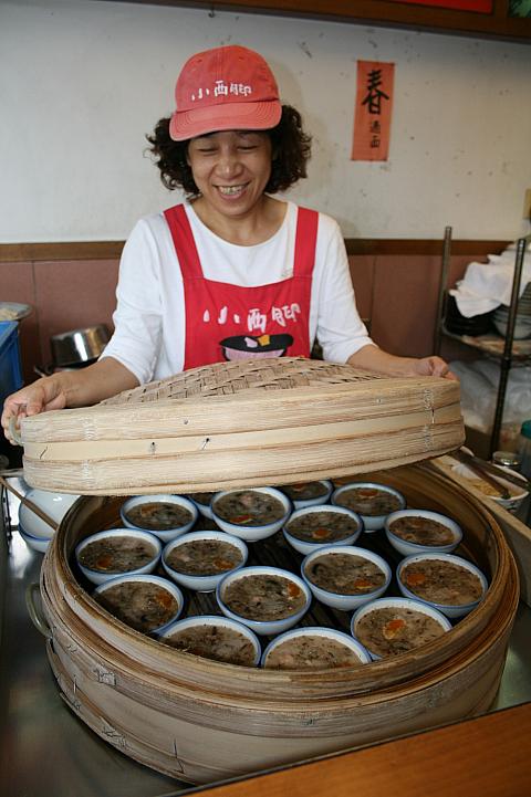 奥様がいつもお店に立っています。こうやって大きな蒸篭で蒸しています。