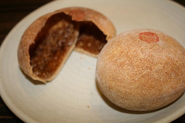 昔の人は出産後、この中に粟の酒・卵黄・麻油鶏・桂圓を入れて食べたそう。おいしいのかな･･･