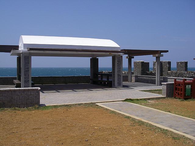 日差しを遮るあずまや