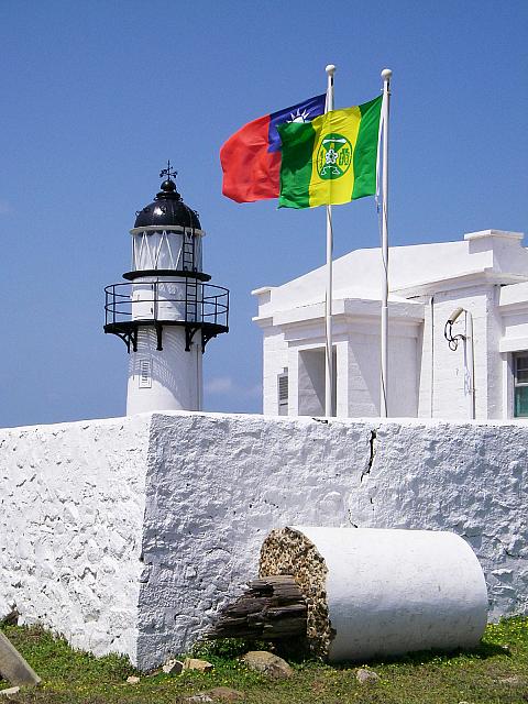 国旗が掲げられています。内部には入れません。