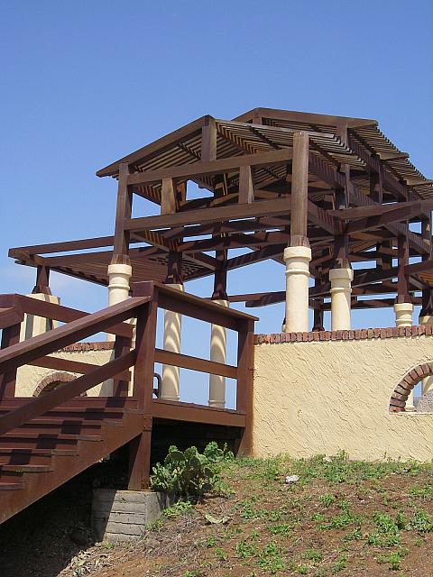 像の裏側には階段が