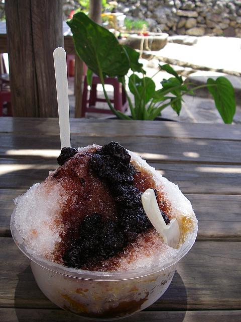 黒砂糖かき氷、桑の実がけ（30元）