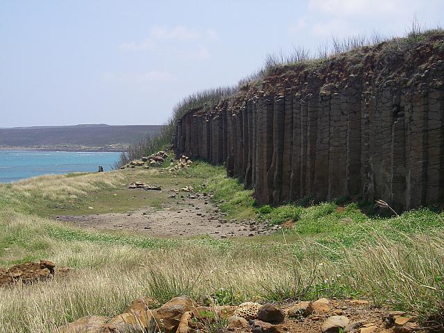 海に続く下り坂の途中にドーン