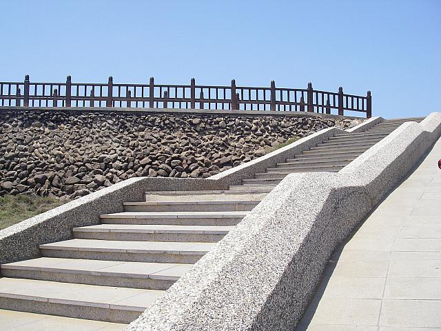 階段を登ると公園