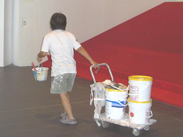 大工さんの後にはペンキ塗りのオバちゃん