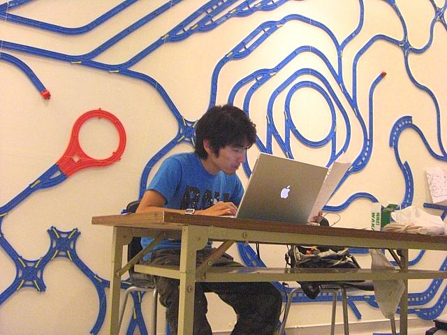 図面変更に追われる中野さん