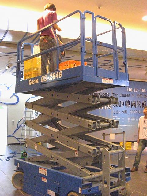 高所作業車を使ってロビーの大壁面まで。いったいどこまで延びる？