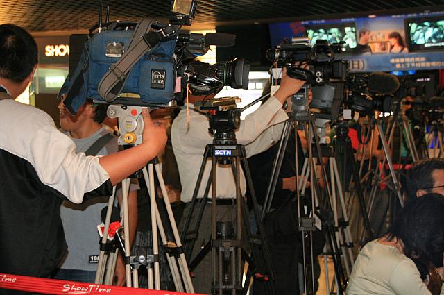 政界人の出席もあって、この日メディアの出動数には目を見張るものが。