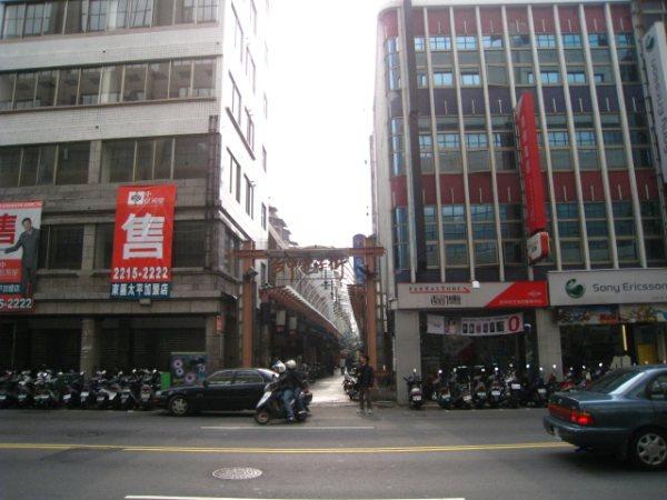 「電子街」の小路は、中正路から民權路まで。パソコン関係の電子部品から家電まで、お店が並んでいます。