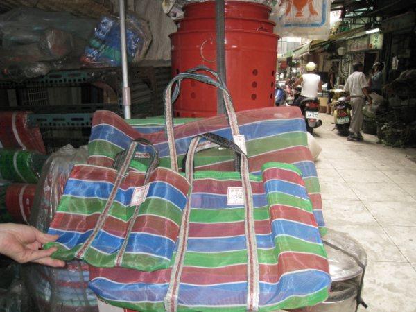 この通りには、昔からの雑貨屋もあって、このレトロな買物袋（中サイズ45元）を買いました。