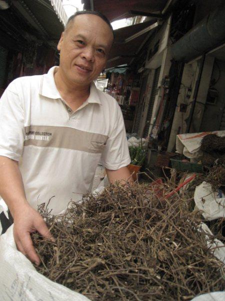 2代目オーナーの陳さん。これは仙草を干したもの。これから青草茶を作り、寒天や片栗粉をいれて仙草凍を作ります。
