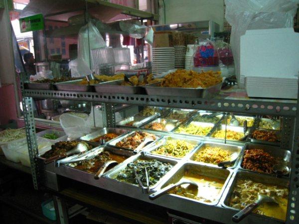 土日限定のインドネシア小吃ビュッフェコーナー。