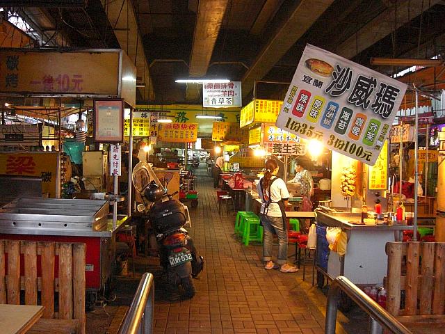 宜蘭の夜市。まだオープン前ですが、すぐに賑やかになるでしょうね。