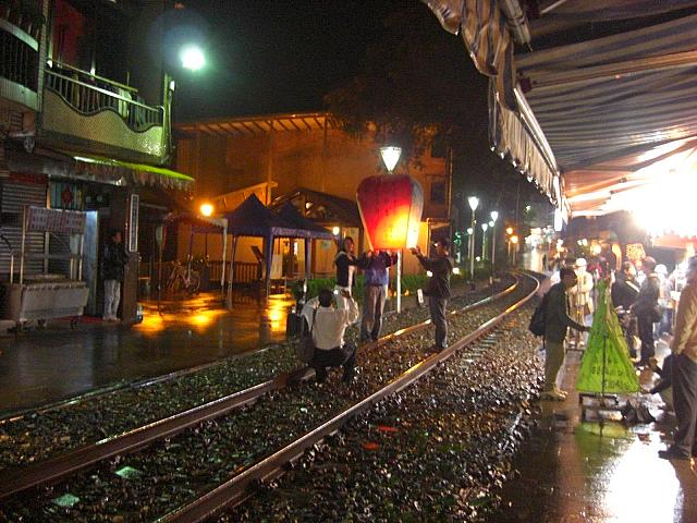 線路の上で「天燈」上げちゃいました！