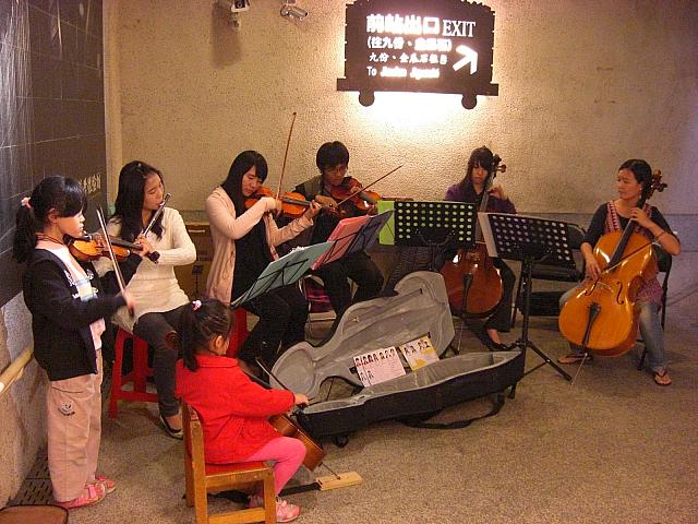 夜は「十分」へ。「瑞芳」駅構内では演奏が行われていました！いい演奏でしたよー