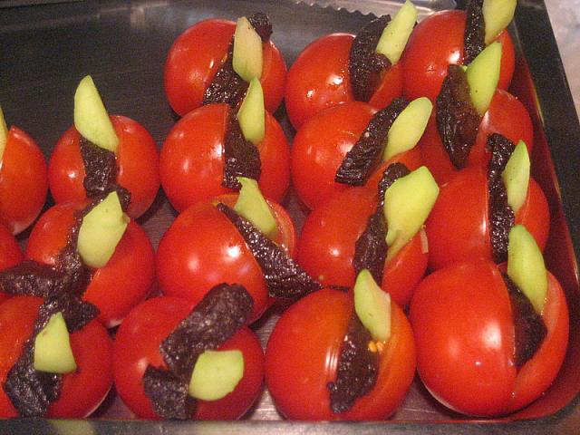 これは、台湾でしか食べられない食べ物か？プチトマトに、梅のシロップ漬けが挟まっています。甘酸っぱい口当たりで、けっこう夜市にはおかれているアイテムです。