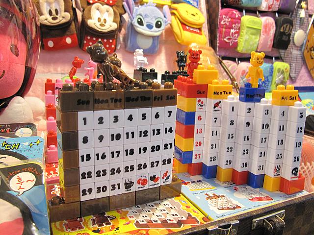 LEGOブロック風のカレンダー。こうしたアイデアグッズもゲリラ的に出ています。