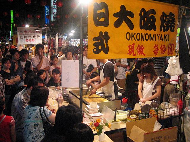 お好み焼き？!というような日本食もどきの店を見て「台湾では、こんなふうに改良されているのか」などと比較するのも面白いものです。