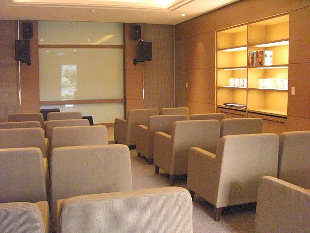 会議室。カラオケには日本語の古い曲が