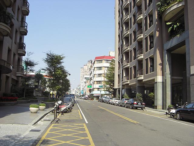 前の道は広く、落ち着いた住宅地