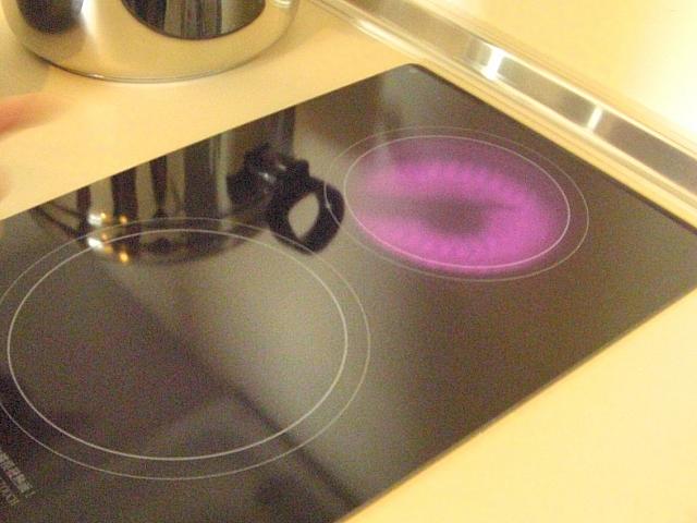 コンロも電磁調理器。上に鍋を載せない状態では自動的に切れます。