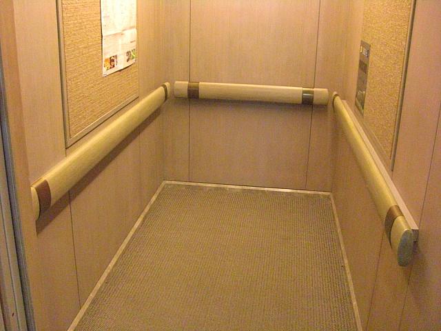 2つあるエレベータのうちの1つは病院などで使われるストレッチャーが入る縦長型