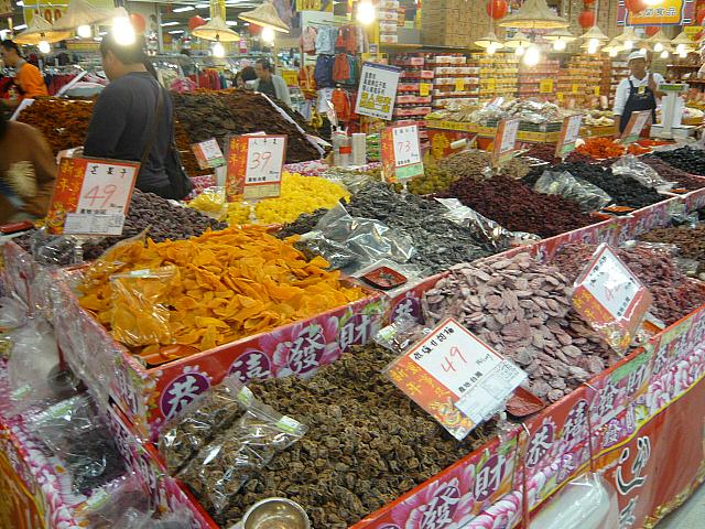 乾物やお菓子が山のように積まれ、まるで迪化街みたいでしょ？