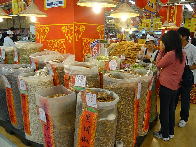 台湾のカルフールは、量販店、というよりも、地元客にとっては空調のきいた快適な「市場」化しているんだなーと実感。