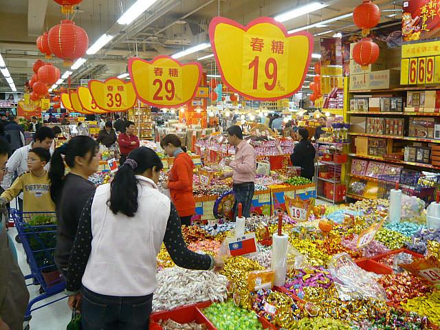 カルフールは全店、除夕(2月13日夜)まで24時間営業だと聞いて、様子を見に来たのですが、ものすごい熱気でした。