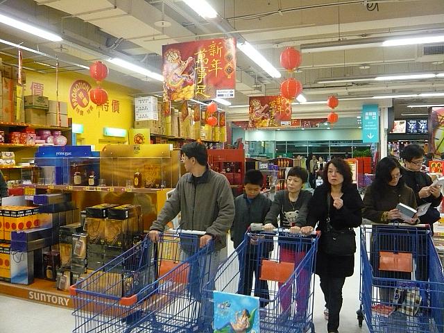なんと、量販店のカルフール！しかも深夜０時で、空いているだろうと思って行ったら、この人並みにビックリ！