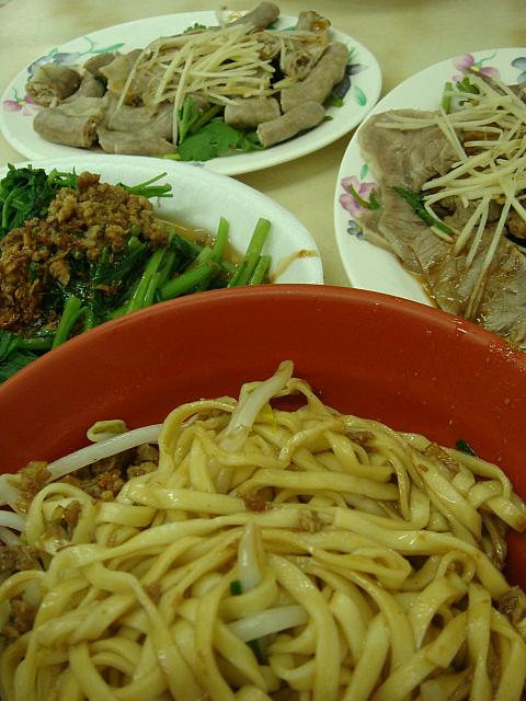 これがナビの夕飯～。大腸だってなんでも食べます！