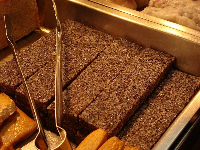 これが、世界一ヘンな食べ物に選ばれたこともある「猪血糕」！（豚の血を固めたお餅）
