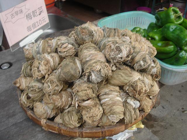 客家料理でよく使われる食材も売られていました