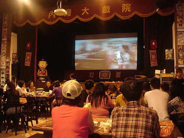 昔の映画館を利用したレストラン。今はDVDを見ながら食事ができます。内装もレトロでステキ