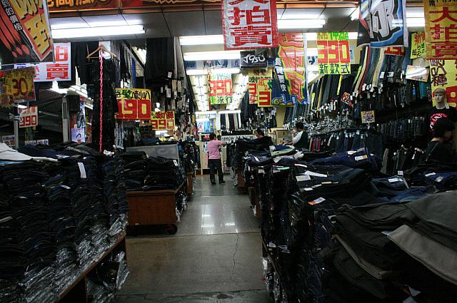 店内はデニムだらけー。すごい量ですよ。