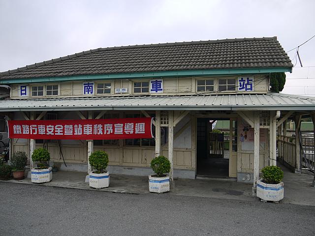 瓦屋根がそのまま残されています