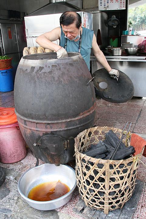 窯は木炭で焼き、下から油が出てきています