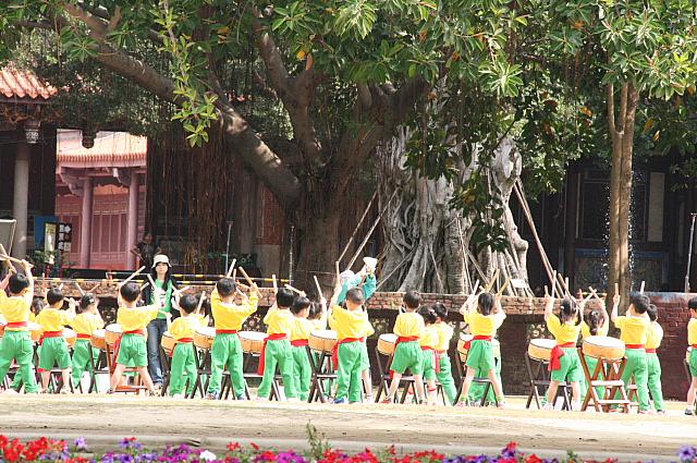 朝早くからパフォーマンス練習の元気いっぱいの子供たち、太鼓の音が街中に鳴り響き、活気づけに一役買っているようでした