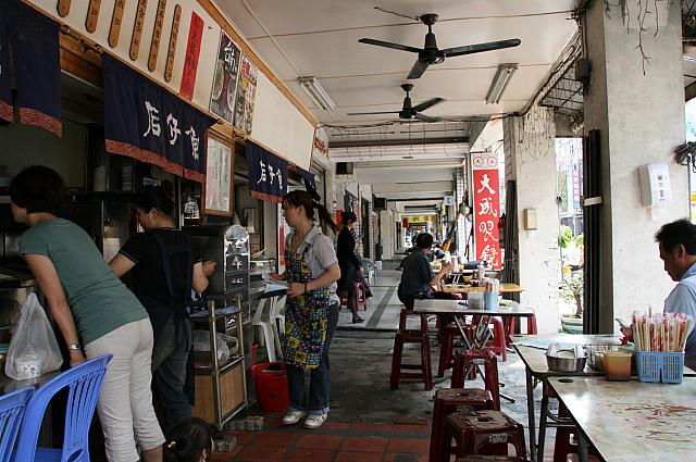 人が歩く道は、商売をするところでもあります