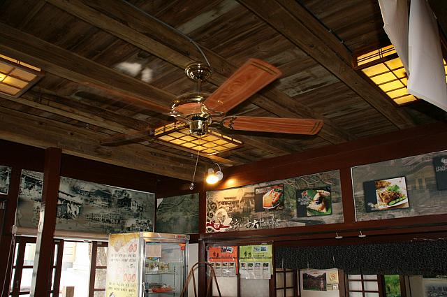 昔の建物を改修して文化紹介や名産販売をしていました