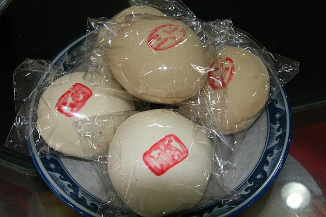 黒糖入りと白糖入り（15元/1個）の昔ながらのお菓子、香餅といいます
