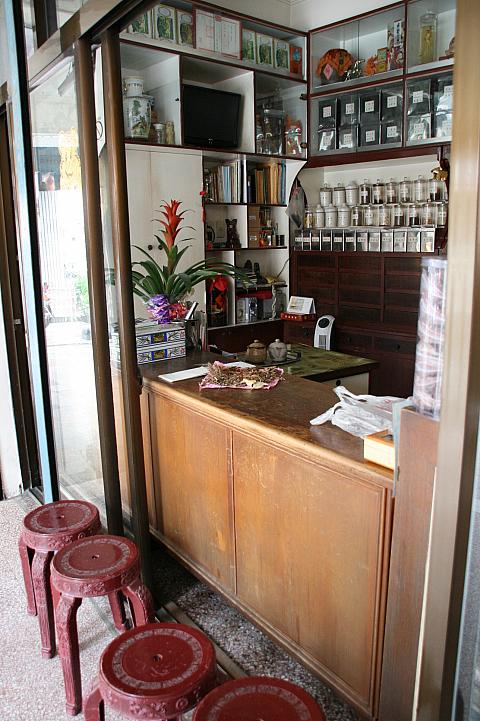 道沿いにカウンターがある漢方の店