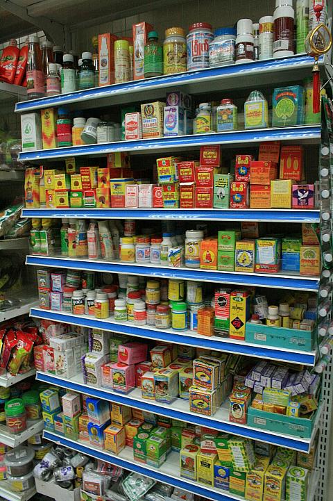 さまざまな薬品類…