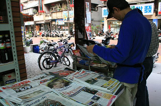 店先には各種新聞が並んでいました