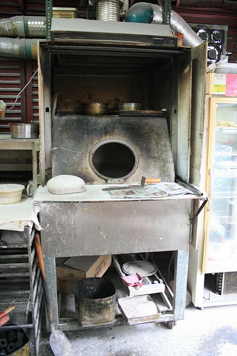 このかまどで焼き上げるんです