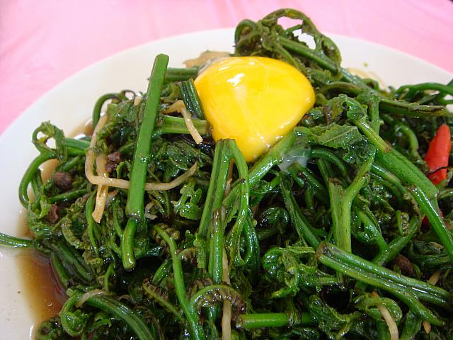 過猫菜という中部ならではの野菜で、生玉子を絡めて食べます