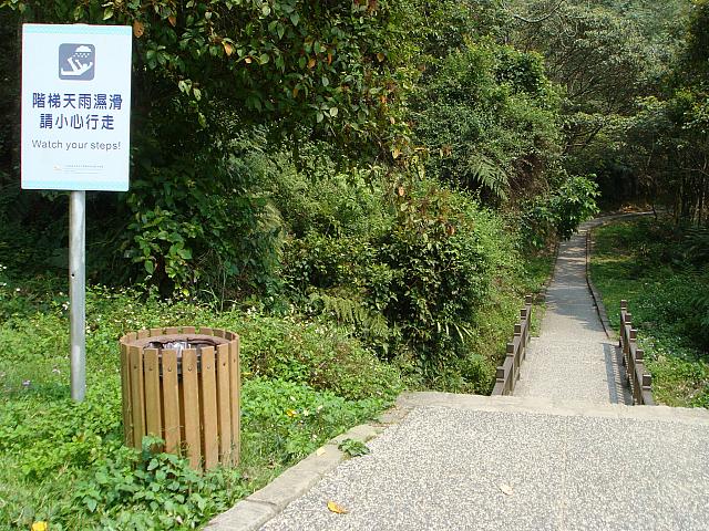 歩道入口、すぐそこに水源が見えると言われたのでいってみることに