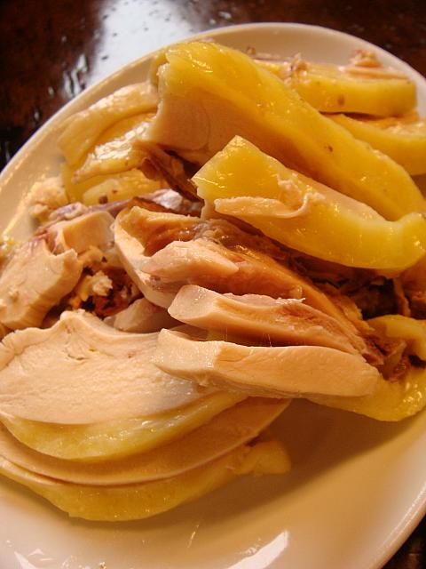 そのほか土鶏もおいしいですよ。山の中で育てられた鶏だから、肉が締まってるんです。