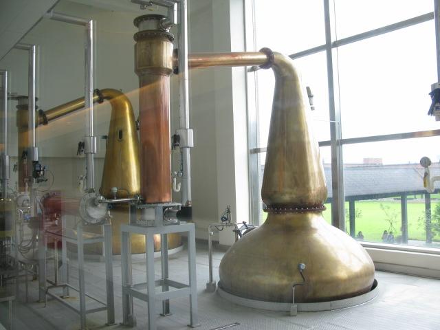 りっぱな醸造機がずらりと並んでいましたが、開発から10年ほど、熱意の伝わる製造工場でした。